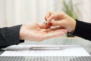 夫と離婚したくない妻がすべき離婚回避の方法とは?